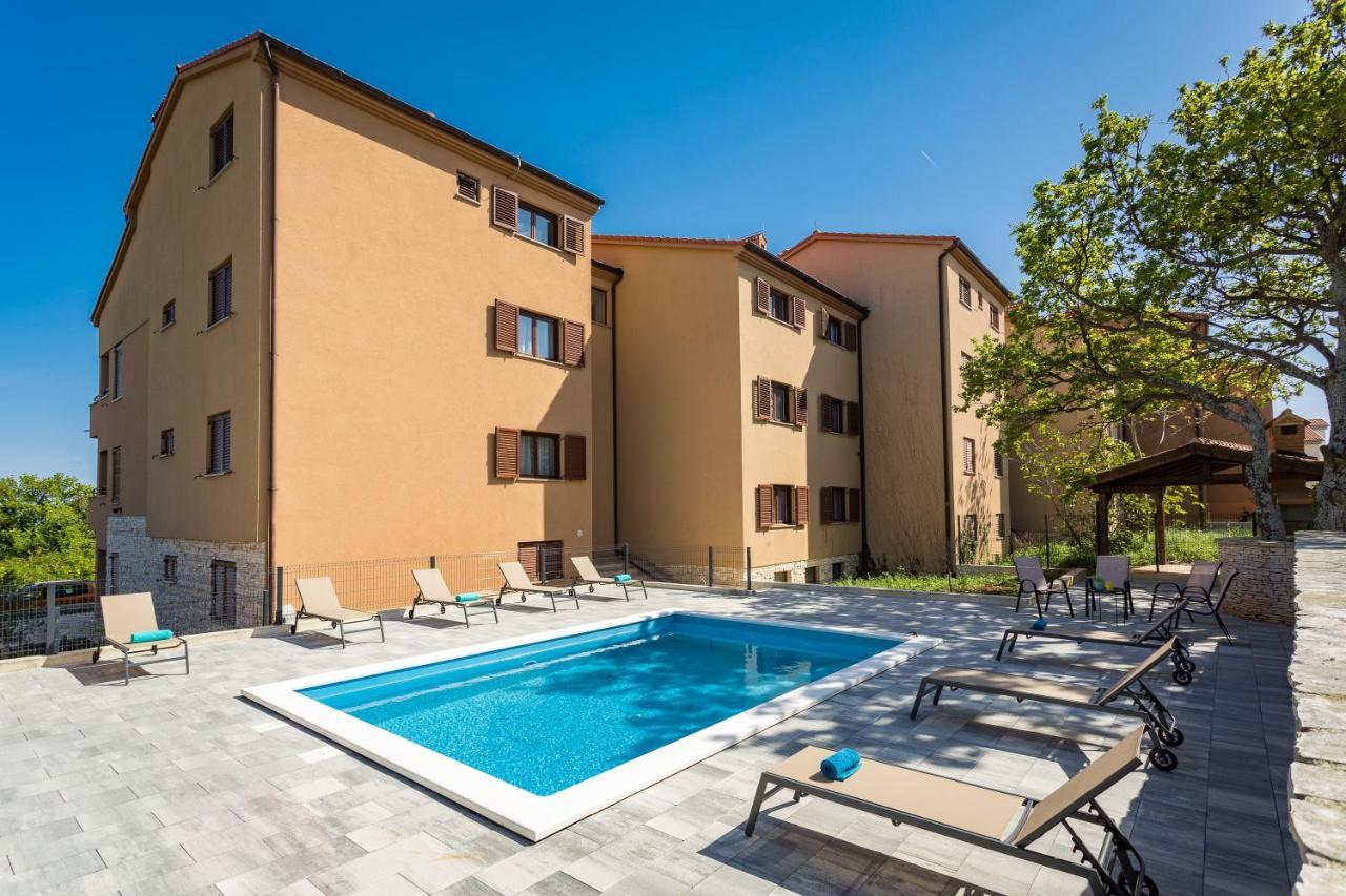 Apartments Cesare With Shared Pool Ližnjan Esterno foto
