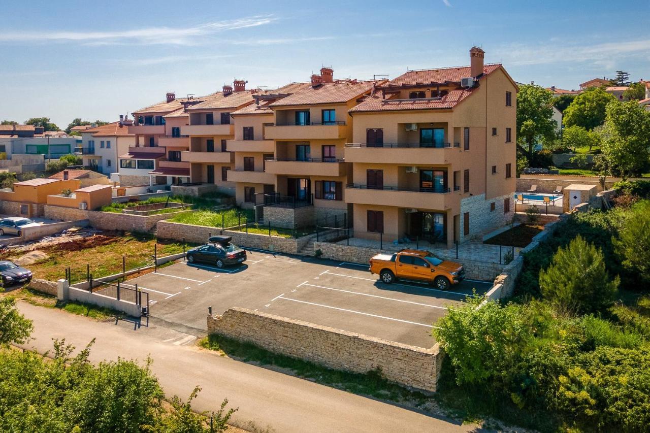 Apartments Cesare With Shared Pool Ližnjan Esterno foto