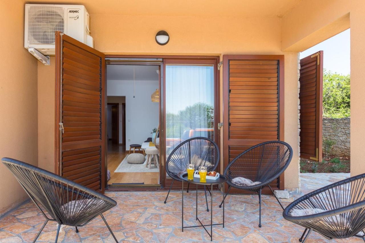 Apartments Cesare With Shared Pool Ližnjan Esterno foto