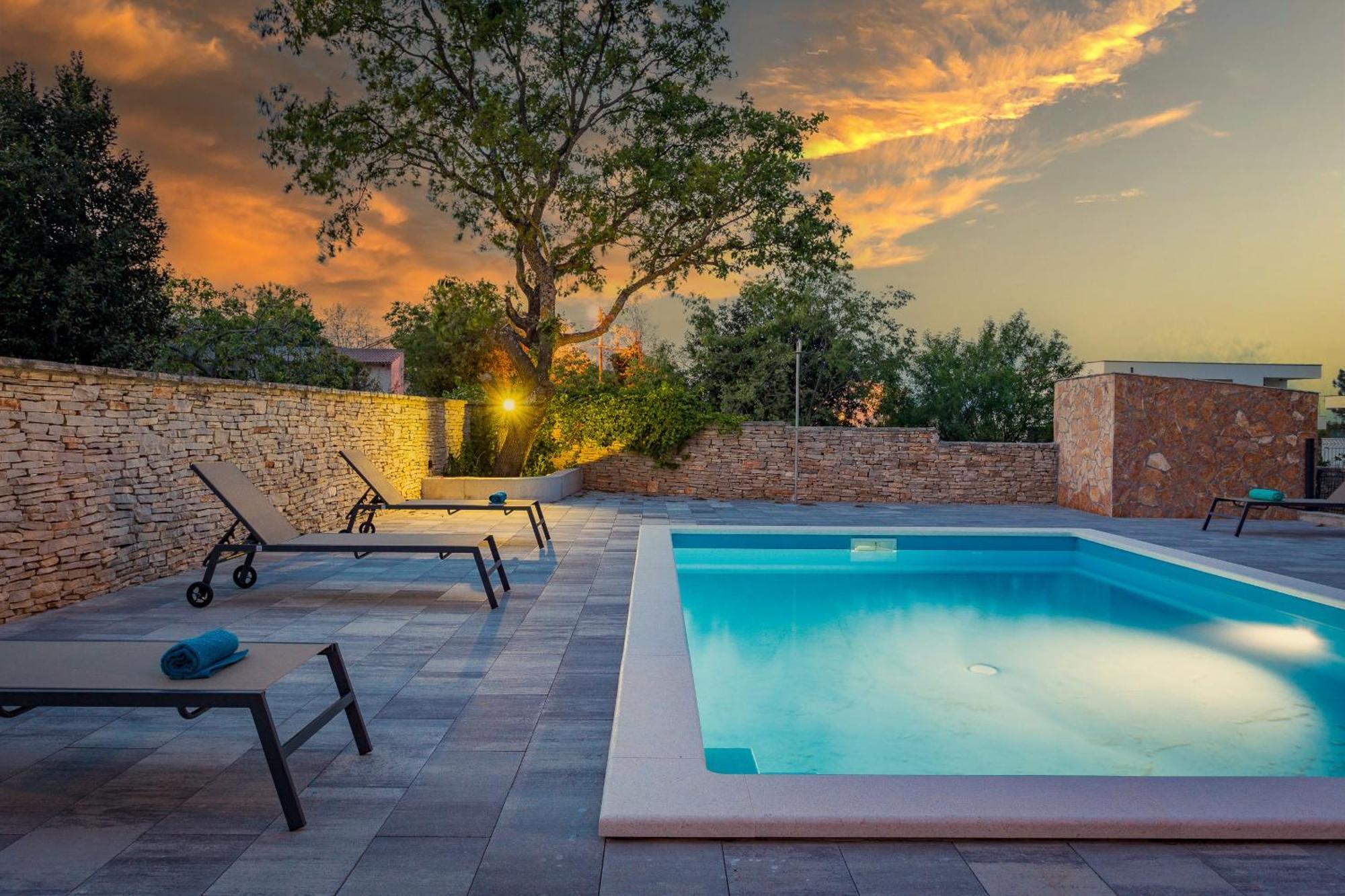 Apartments Cesare With Shared Pool Ližnjan Esterno foto