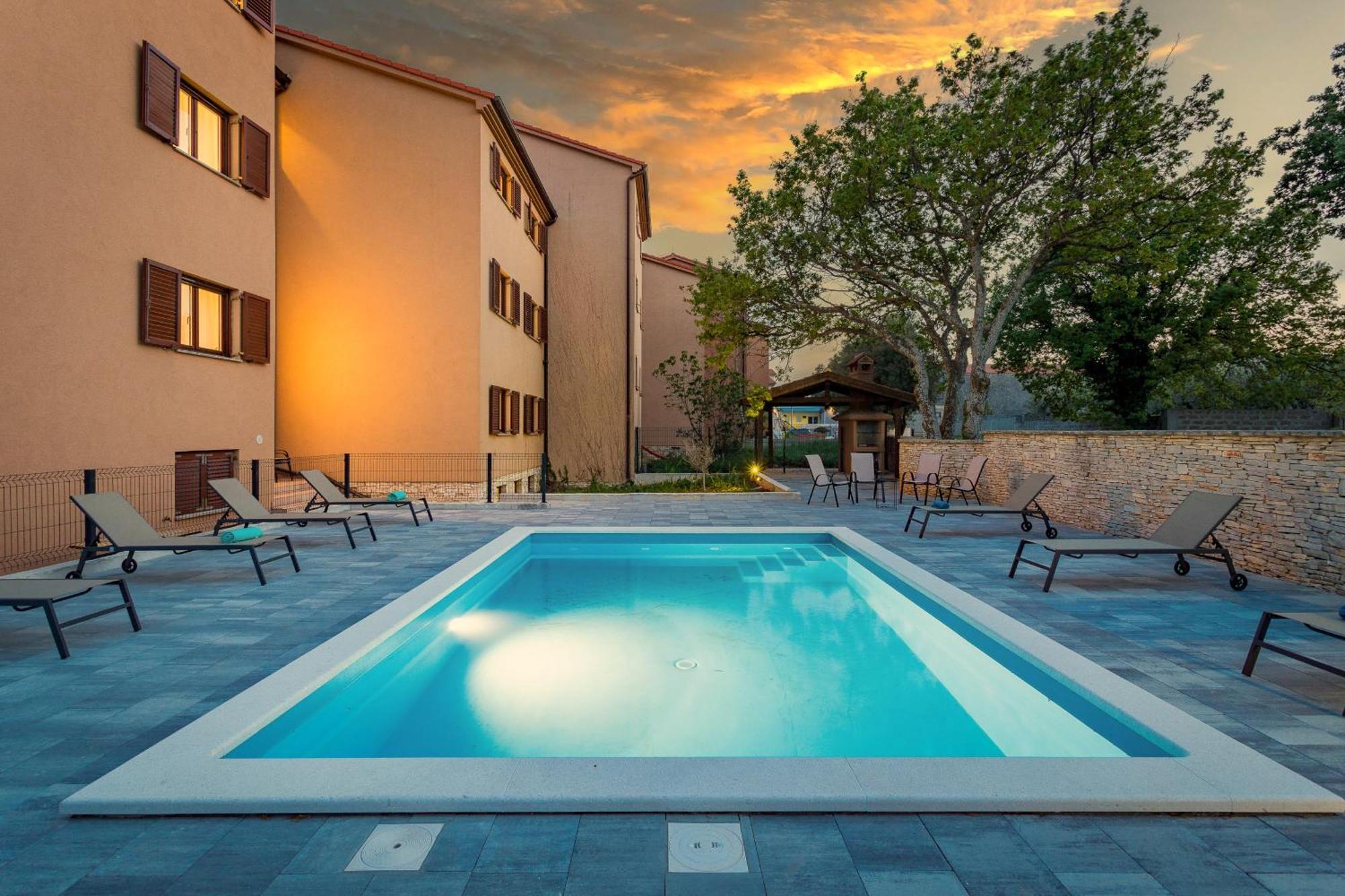 Apartments Cesare With Shared Pool Ližnjan Esterno foto