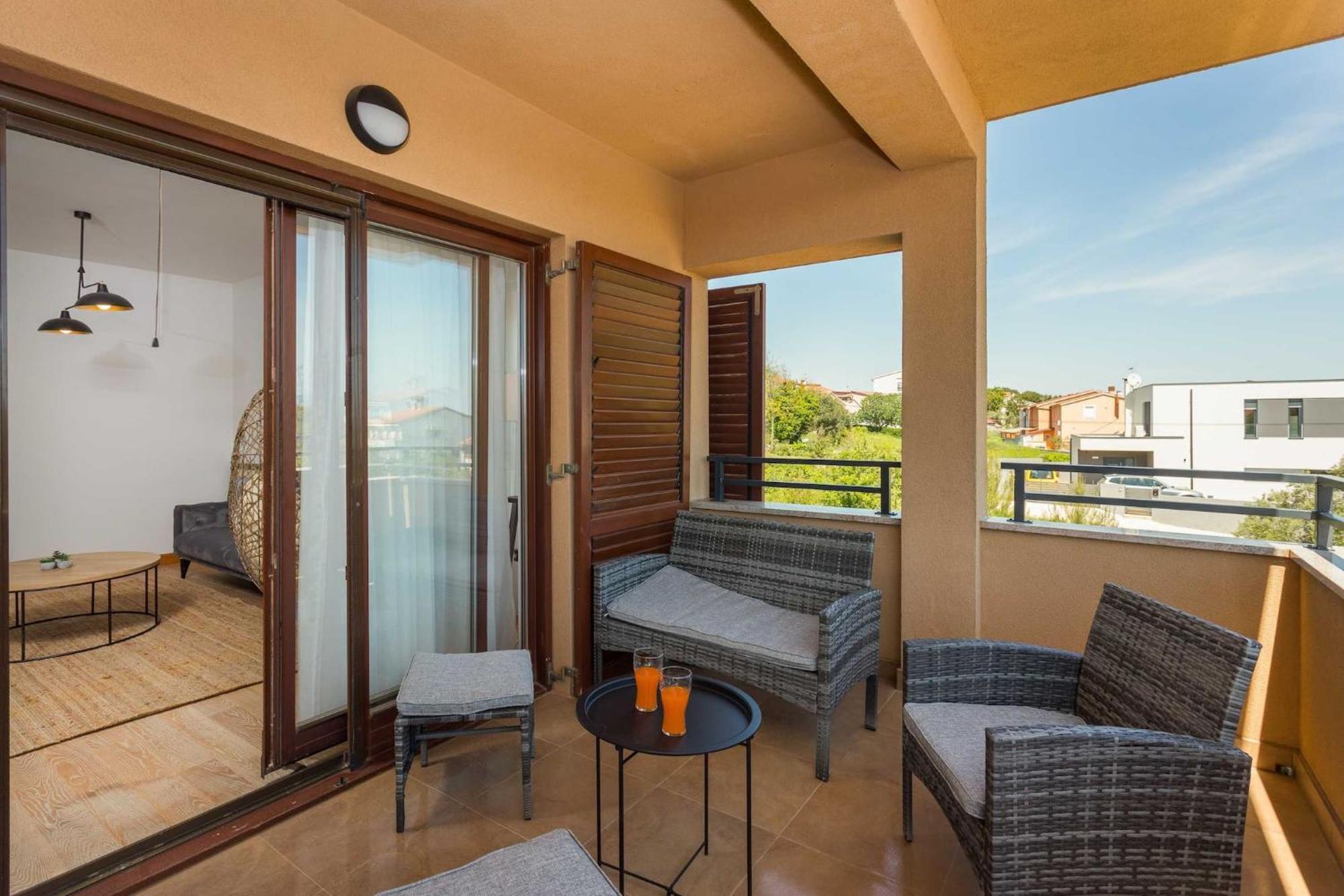 Apartments Cesare With Shared Pool Ližnjan Esterno foto