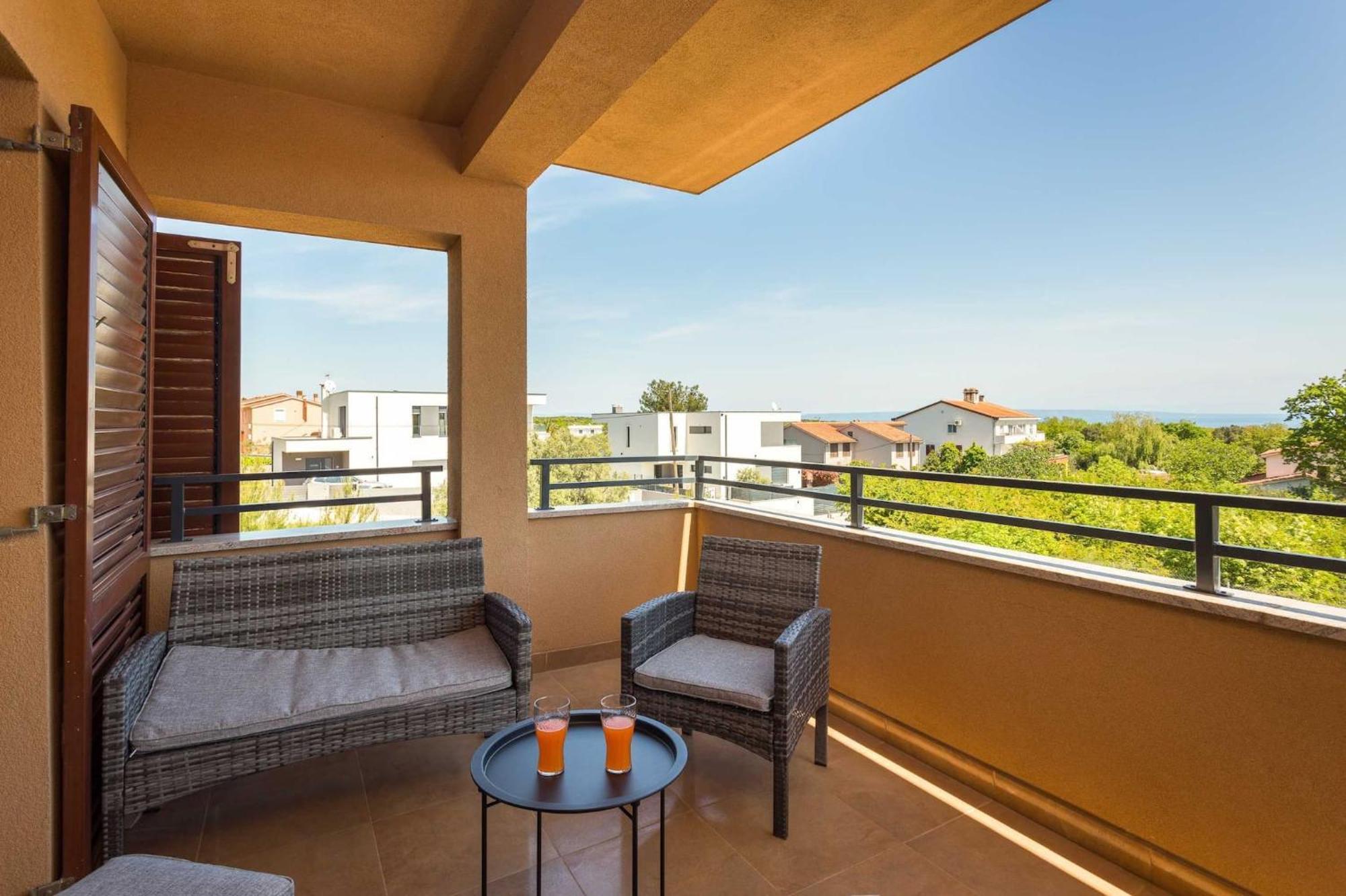 Apartments Cesare With Shared Pool Ližnjan Esterno foto