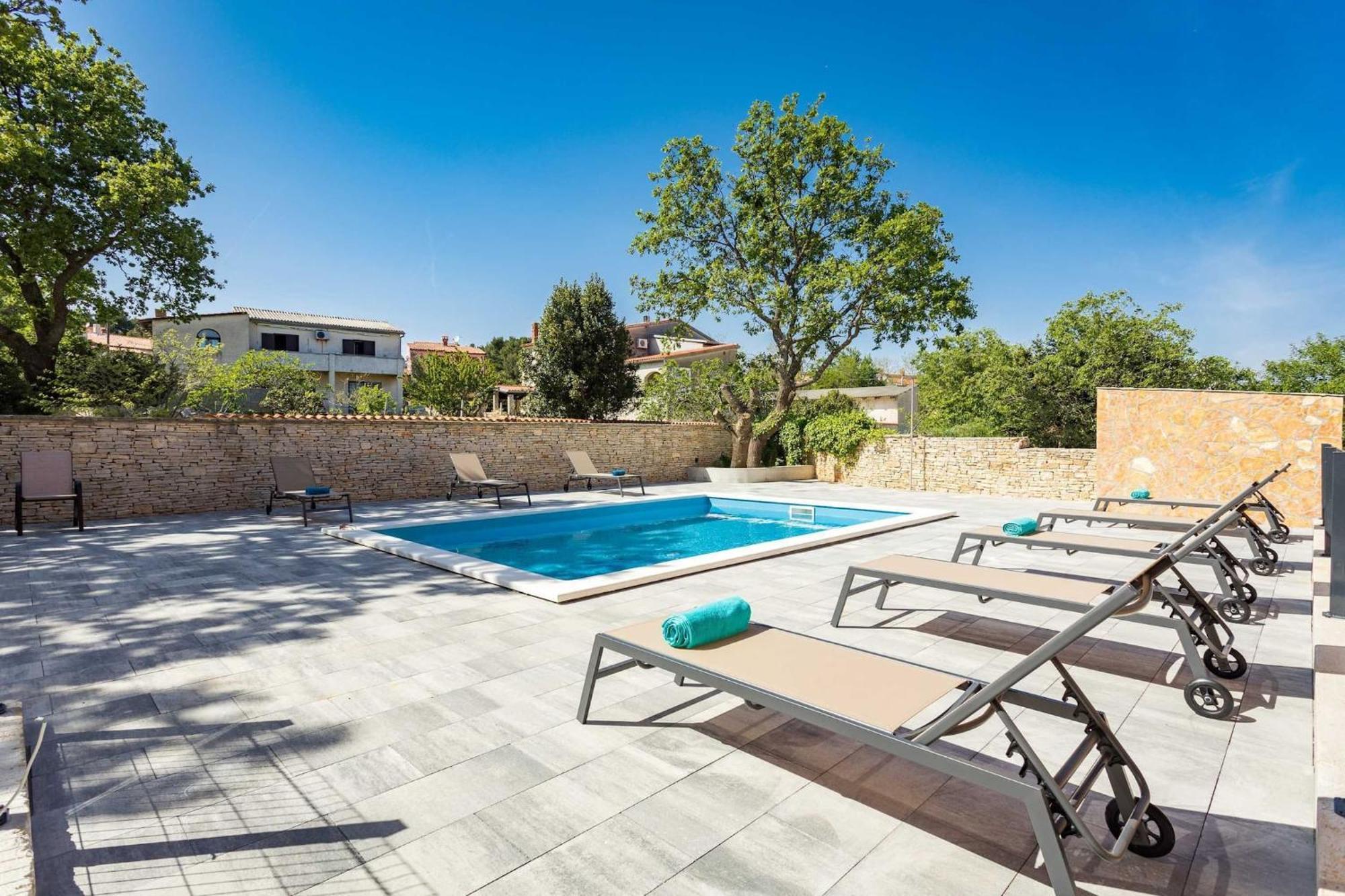 Apartments Cesare With Shared Pool Ližnjan Esterno foto