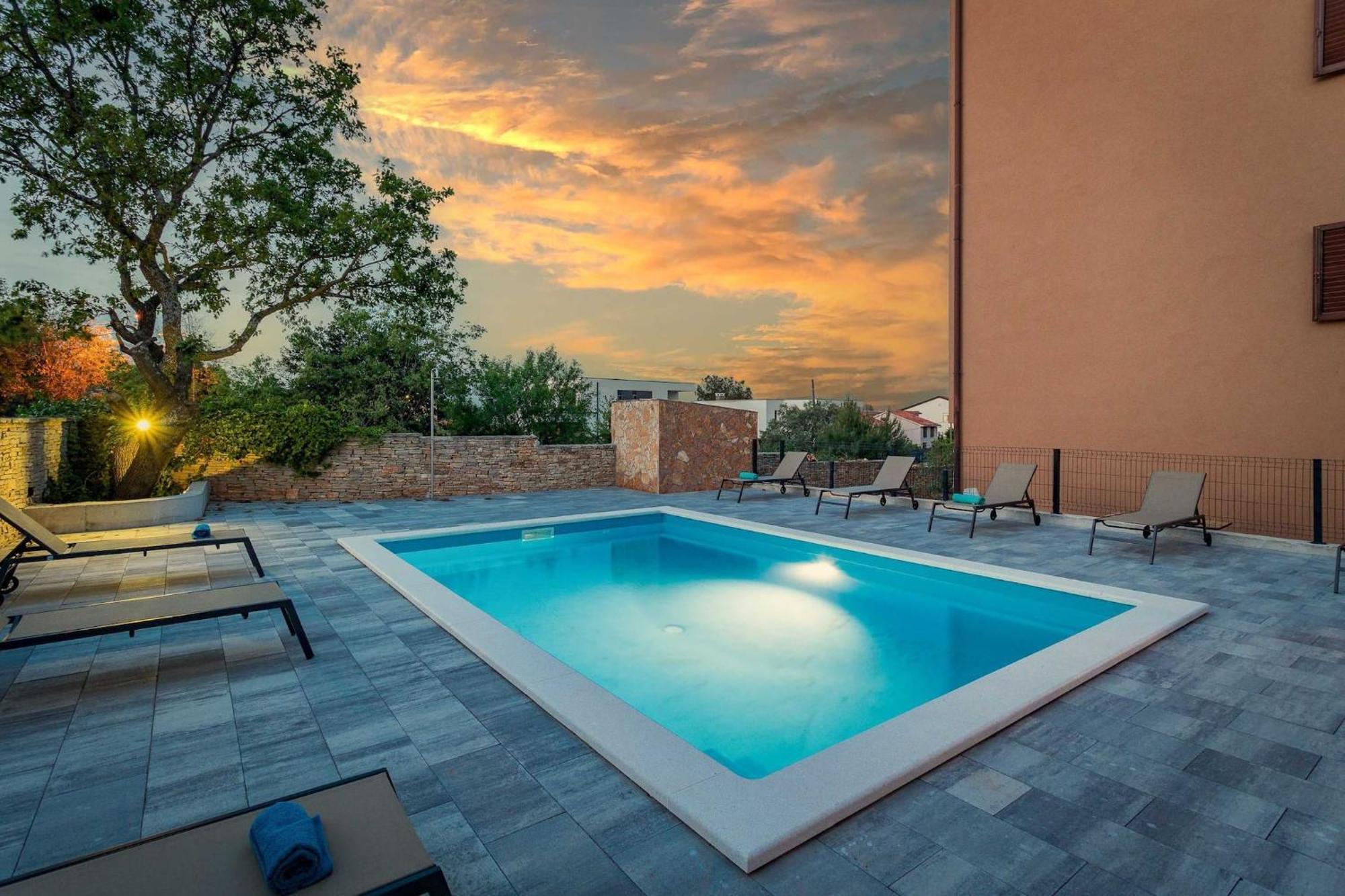 Apartments Cesare With Shared Pool Ližnjan Esterno foto