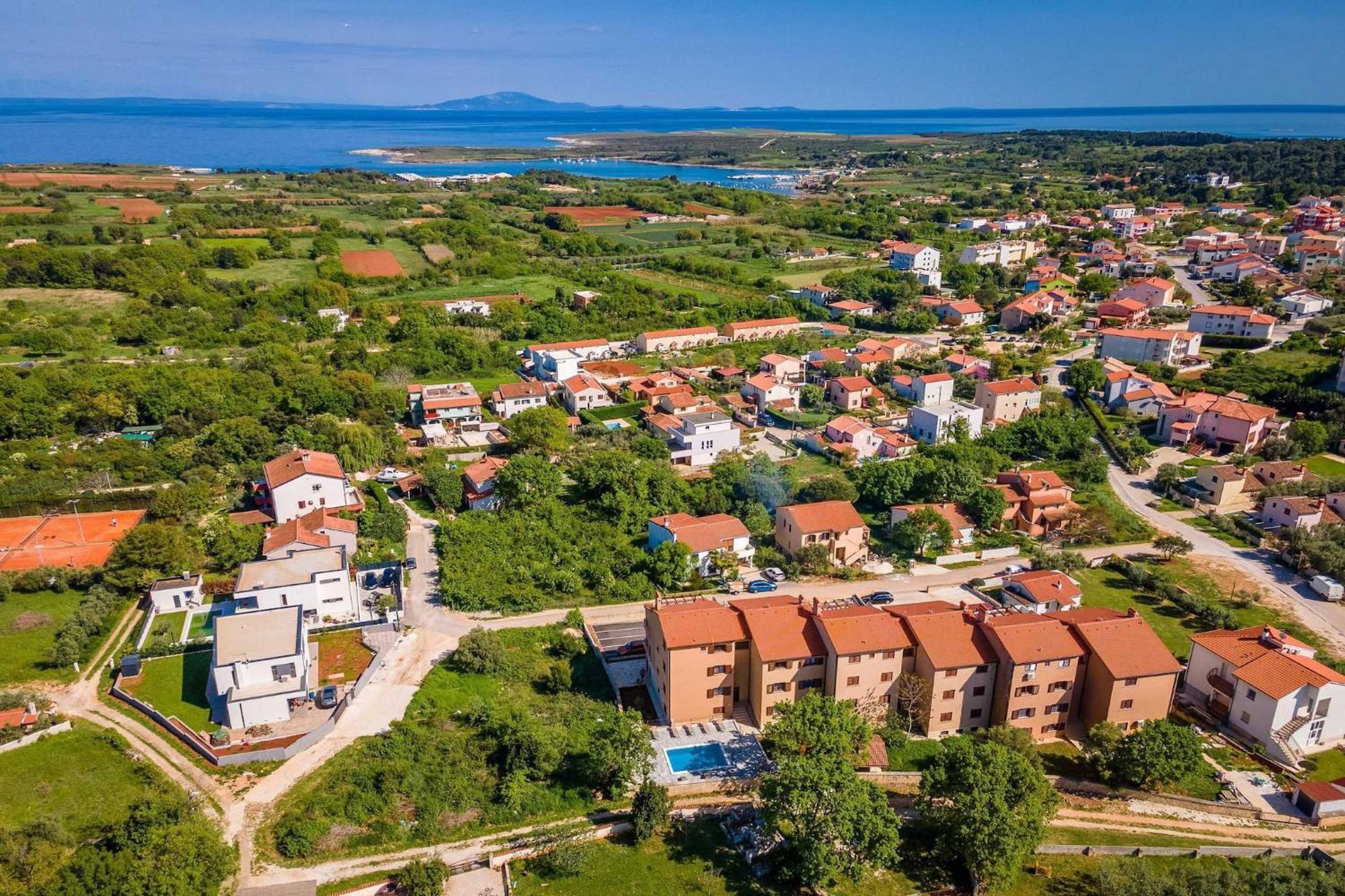 Apartments Cesare With Shared Pool Ližnjan Esterno foto