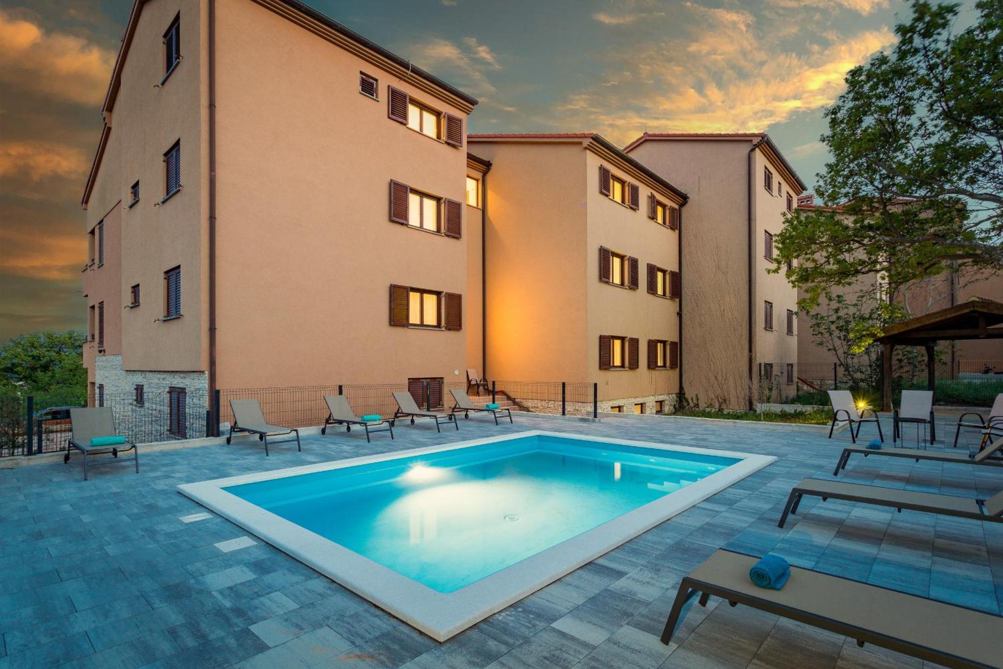 Apartments Cesare With Shared Pool Ližnjan Esterno foto
