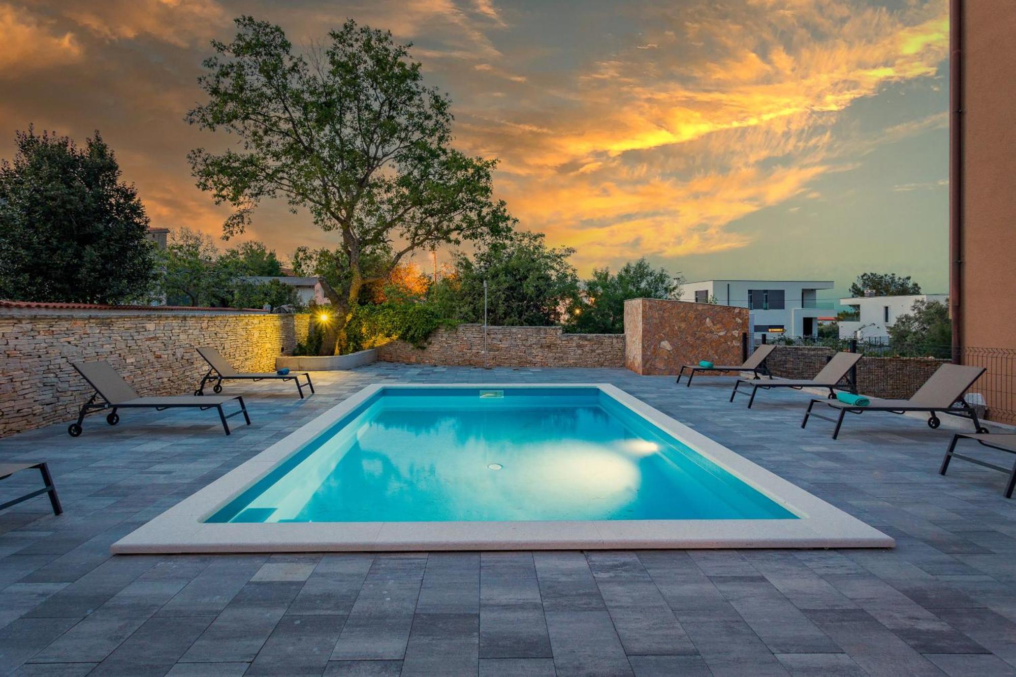 Apartments Cesare With Shared Pool Ližnjan Esterno foto